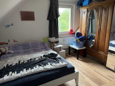 stilvolle 2-Zimmer-DG-Wohnung mit EBK in Bornheim / WG-geeignet