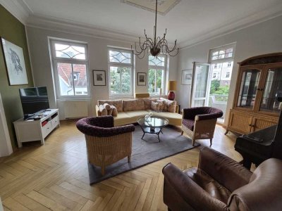 Repräsentative Altbauwohnung mit Einbauküche und zwei Balkonen in grandioser Südstadtlage