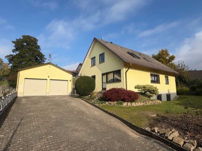 Gepflegtes freistehendes Zweifamilienhaus mit Doppelgarage