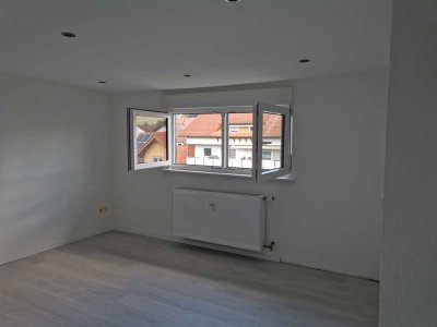 Wunderschöne, helle 2 Zimmer DG-Wohnung in zentraler und ruhiger Lage