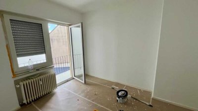 * RENOVIERTE 2 ZKB * mit BALKON * 3. OG in charmantem Altbau *