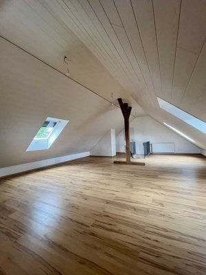 Großzügige Maisonettewohnung auf zwei Ebenen mit Balkon und viel Licht