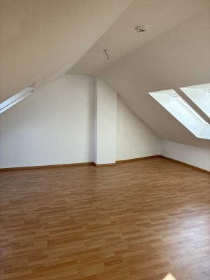 Maisonettewohnung mit lichtdurchflutetem Zimmer im Dachgeschoss