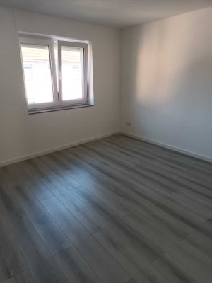 Neuwertige Terrassenwohnung mit vier Zimmern und Balkon in Durmersheim