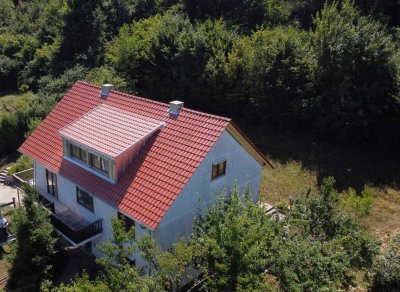 Wunderschöne Dachgeschoss-Wohnung (komplettsaniert) mit Blick auf Wertheim