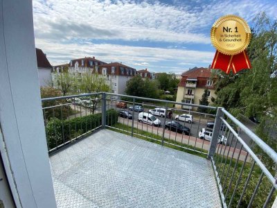 Modernes Wohnen mit großzügigem Balkon und moderner Einbauküche