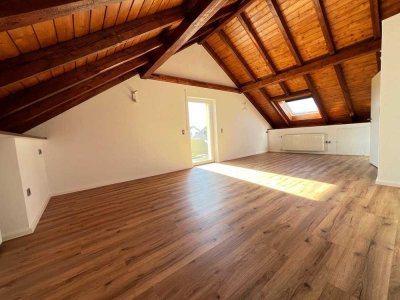 Erstbezug nach Sanierung mit Balkon: Geschmackvolle 3-Raum-DG-Wohnung mit sehr viel Flair