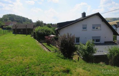 Ein-/Zweifamilienhaus mit traumhaftem Garten