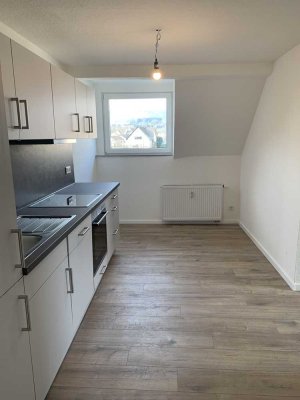Moderne Dachgeschosswohnung in zentraler Lage von Frickhofen