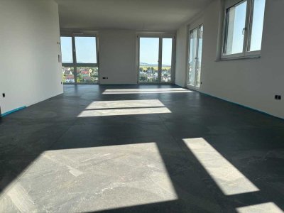 Erstbezug mit Balkon und EBK: Geschmackvolle 4-Zimmer-Wohnung mit geh. Innenausstattung