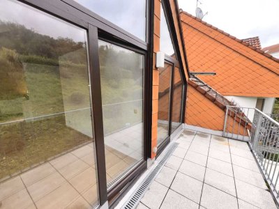 URGEMÜTLICHE UND NICHT ALLTÄGLICHE 3-ZIMMER-DACHGESCHOSSWOHNUNG MIT BALKON UND BLICK IN DIE NATUR