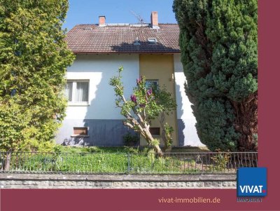 Wohlfühl-Wohnen auf gr. Grundstück! Solides, sanierungsbedürftiges Haus. 2 Garagen. Provisionsfrei!