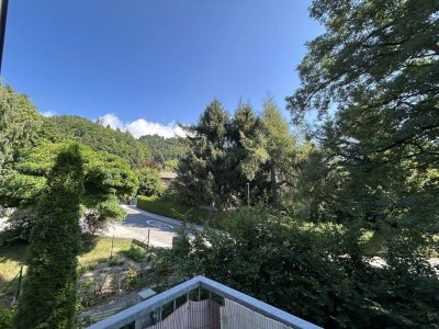 Lichtdurchflutete Eigentumswohnung mit ost/süd-seitigem Balkon, Garage und eigenem Parkplatz!