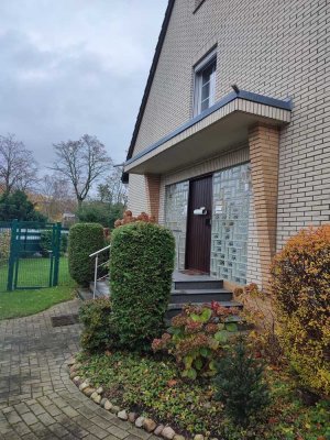 Stilvolle, vollständig renovierte 3-Raum-Wohnung mit Einbauküche in Burgdorf