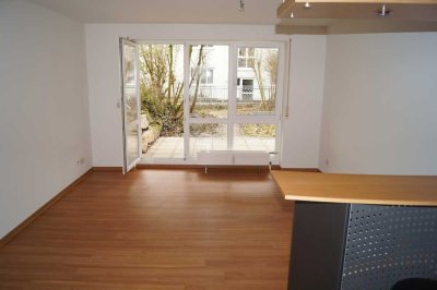 Helle 3,5 Zimmer-Wohnung mit Garten, Terrasse, Balkon und 2 PKW-Stellplätzen.