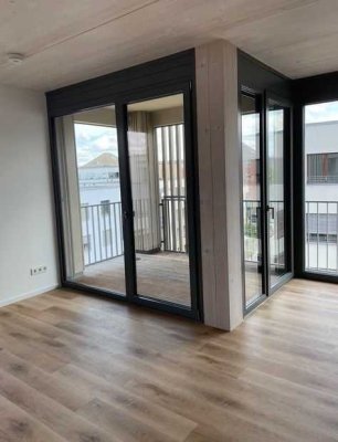ERSTBEZUG in unserem HOLZ-HAUS! Lichtdurchflutete 3-Zimmer-Wohnung mit Dusche im 2./3.OG