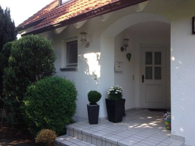 Lichtdurchflutete Doppelhaushälfte mit schönem eingewachsenen Garten