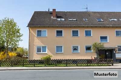 Ein- und Dreifamilienhaus nebst Garten und Garage