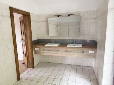 Schöne und gepflegte 4-Raum-Wohnung mit Balkon und EBK in Piding