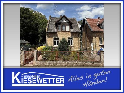 Viel Platz zum kleinen Preis: Renovierungsbedürftiges Zweifamilienhaus in ruhiger Lage