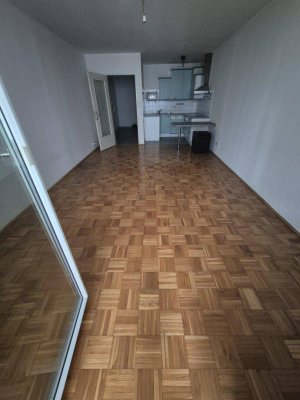Einzimmerwohnung mit Wintergarten im 4. Stock und Garagenstellplatz