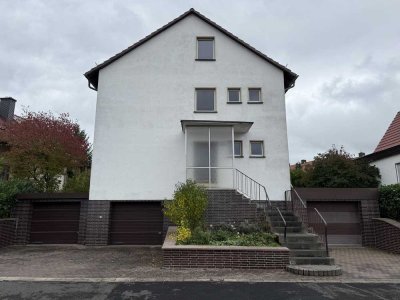 Attraktives freistehendes Mehrfamilienhaus mit Garagen, Terrasse, Balkon und Garten