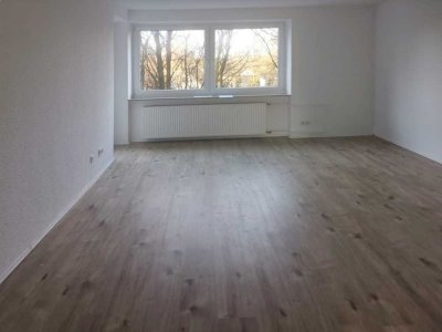 Wir renovieren Ihr neues Zuhause: geräumige 4-Zimmer-Wohnung mit Balkon in Lehe mit Top Schnitt!