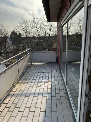 Bezugsfrei! Helle Dachgeschosswohnung mit Balkon.