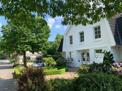 Luxuriöse, helle Wohnung mit parkähnlichem Garten in Arztvilla