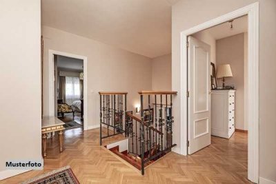 Doppelhaushälfte nebst Scheune mit Wohnteil