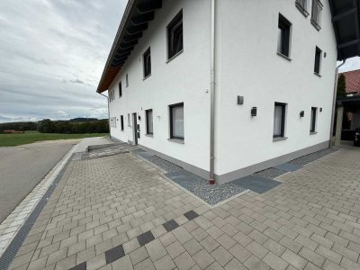 Geschmackvolle, neuwertige 2-Raum-EG-Wohnung mit geh. Innenausstattung mit Balkon in Sankt Wolfgang
