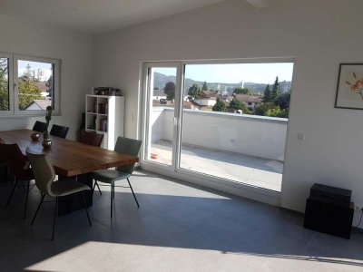 Modernes Penthouse mit großer Dachterrasse und Blick über die Bergstraße