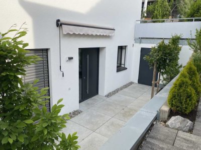 Stilvolle, geräumige und modernisierte 1,5 Zimmer Einliegerwohnung mit Terrasse und Einbauküche