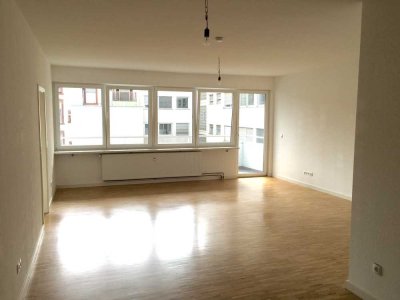 Großzügige, helle 4 ZKB mit großem Balkon in zentraler Lage