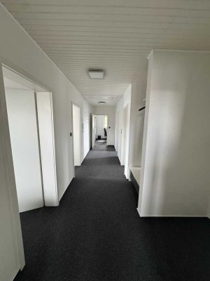 Büro in Schöningen Ortsteil mit Garage und Stellplätzen