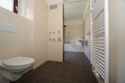 Zauberhafte Altbauwohnung mit hohen Decken und TOP saniertem Badezimmer in Zwickau