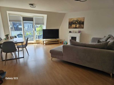 Geschmackvolle 2-Raum-DG-Wohnung mit Balkon und Einbauküche in Mönchengladbach