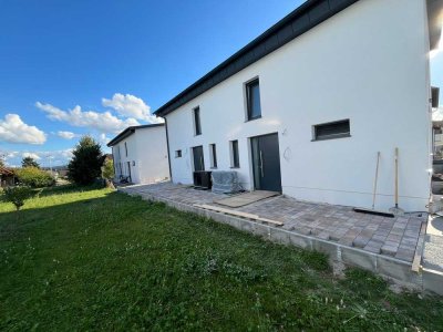 Erstbezug  4-Zi. Haus/ Wohnung mit Terrasse und Stellplätzen