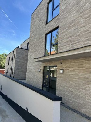 *Erstbezug* 3-Zimmer-Wohnung mit überdachter Terrasse u. Garten