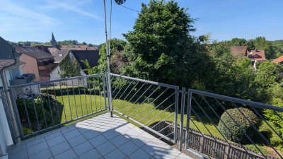 Vollständig renovierte 2-Zimmer-Wohnung mit Balkon, Aufzug & Stellplatz in zentraler Lage