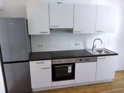 Erstbezug: 2 ZIMMER-Altbau, ruhiger West-Balkon 5m², extra Küche neu möbliert, neue Sanitäranlagen!
