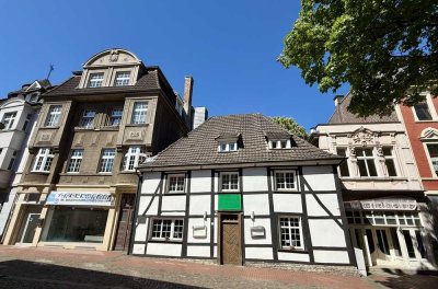 INVESTOREN AUFGEPASST: 3 HÄUSER MIT 5 WOHNUNGEN, 2 LADENLOKALEN UND RESTAURANT !!!