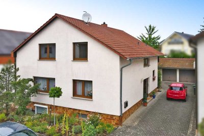 Cool bleiben im Sommer – stilvolle 2-Zimmer-Dachwohnung mit Traumbalkon & Garage