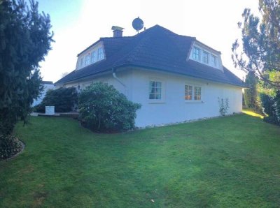 Luxuriöses Einfamilienhaus - Freistehender Wohntraum - direkte Feldlage in exklusivem Villenviertel