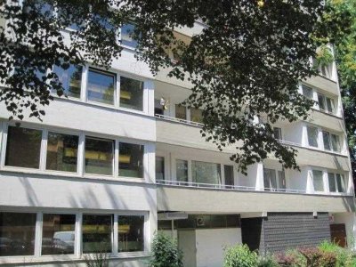 Helle 2-Zimmer-Wohnung mit Weitblick & Sonnenbalkon – Bad wird saniert, Bezug ab September
