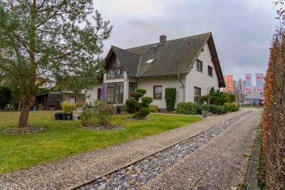 Attraktives Zweifamilienhaus in Wassernähe mit sehr großem Grundstück