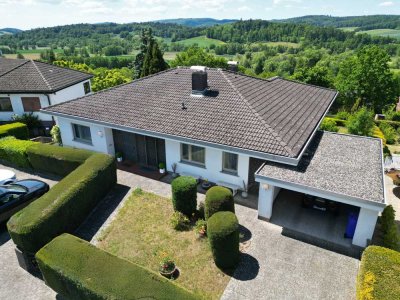 Bungalow mit Einliegerwohnung in Brensbach: Traumhafte Aussicht trifft auf viel Platz