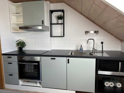 Lichtdurchflutete Traumwohnung im Dachgeschoss: Möbliert und frisch renoviert! Ab Jan