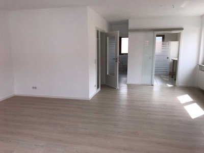 Großzügige, helle Wohnung in ruhiger Lage mit Balkon und Einzelgarage in Leonberg