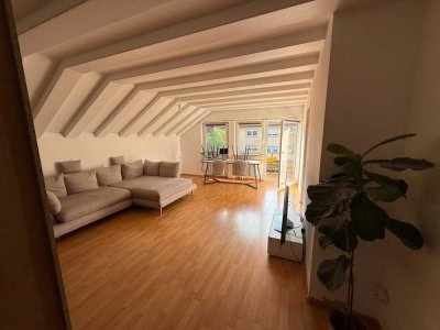 Charmante Dachgeschosswohnung mit Balkon, Einbauküche & Parkplatz – Nachmieter gesucht zum 01.11.